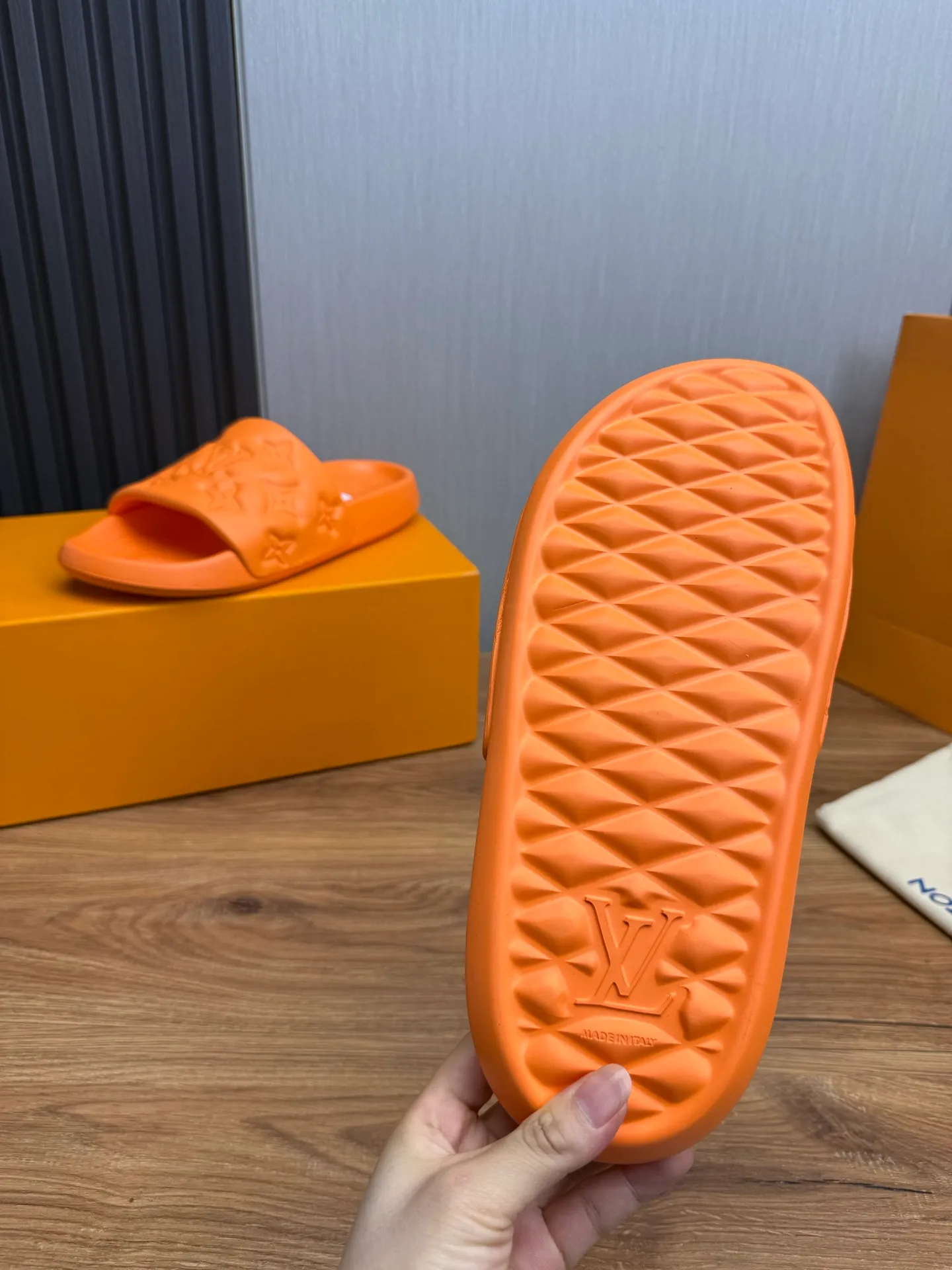 Men's shoes 💰260💰 ▪️LV's popular Little Red Book popular slippers hot sale: 1 shipment✅ Super textured and comfortable slippers, original TPU outsole. Authentic counter box drawer box packaging 🎁Size 38-45